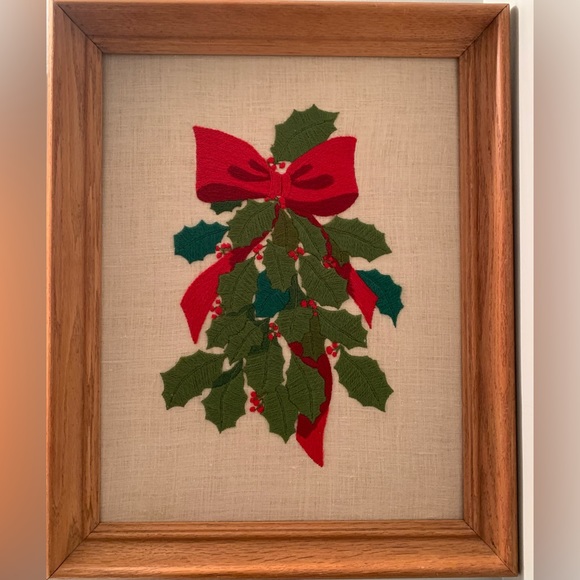 Vintage Handcrafted Crewel Embroidered Holly Swag Circa 1984 (Frame included) - Picture 9 of 9